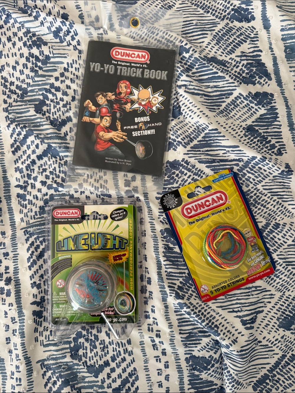 Duncan Yo-Yo Trick Book with Yo-Yo and LimeLight Yo-Yo Set - Black & Multicolor